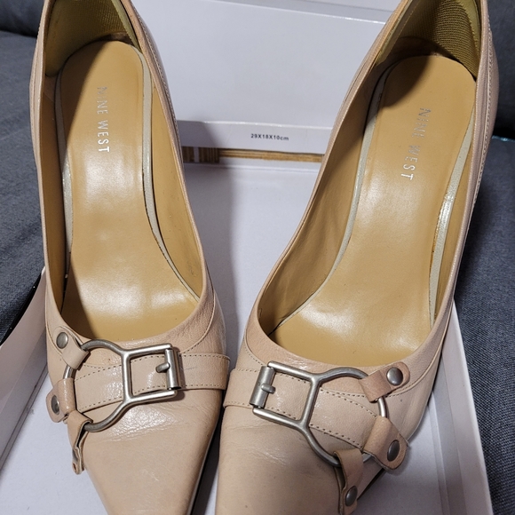 Nine West, size 8.5, off white stiletto shoes - Picture 3 of 5